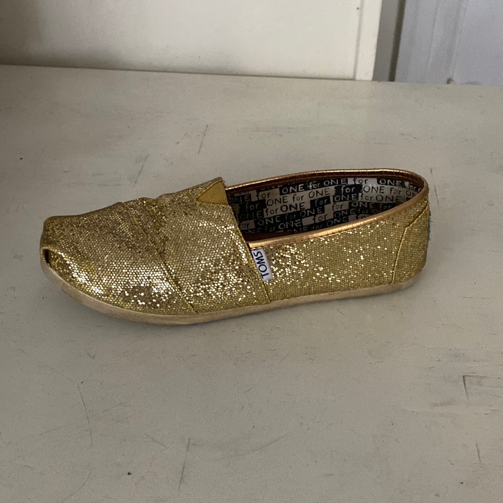 Toms girls’ classic Gold Glitter shoes; sz 5; excellent condition.